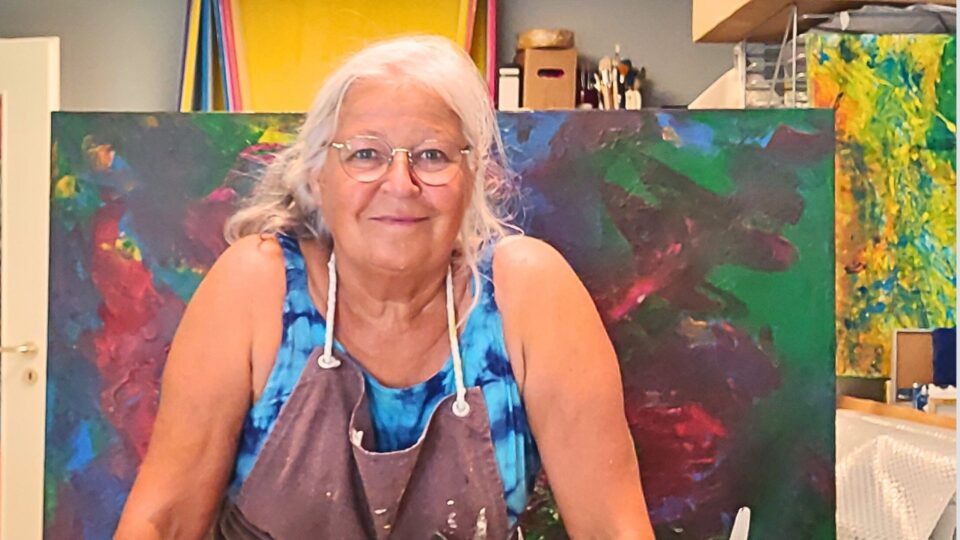 Künstlerin Petra Wild in ihrem Atelier – zwischen Farbe, Struktur und der Freiheit, intuitiv zu gestalten