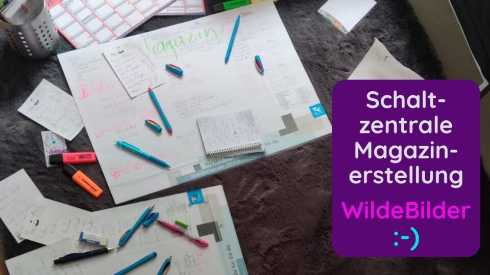 Schreibmaterialien auf dem Fußboden verteilt, um eine Struktur für das erste Magazin WildeBilder zu erarbeiten