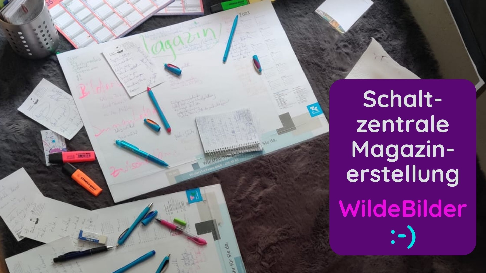 Schreibmaterialien auf dem Fußboden verteilt, um eine Struktur für das erste Magazin WildeBilder zu erarbeiten