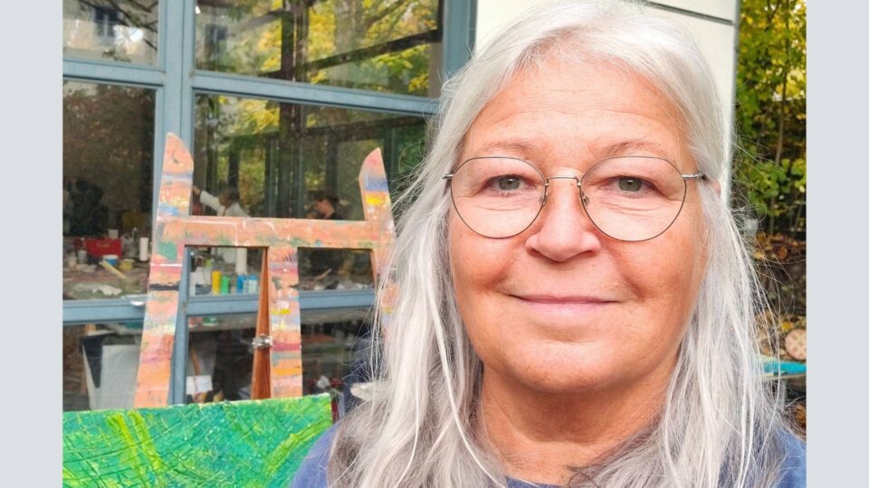 Petra Wild - abstrakte Malerei auf einem Selfie vor der Stadtkunst Regensburg